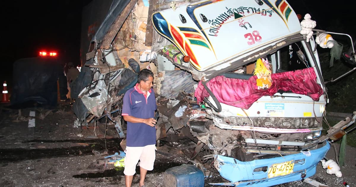 สิบล้อซิ่งเสยท้ายรถพ่วงบรรทุกเหล็กม้วนพังยับ คนขับสาหัสคาซาก จนท.เร่งช่วย