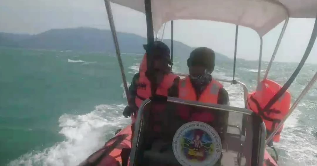 เรือหางยาวล่มทะเลกระบี่ ช่วยลูกเรือ-นทท. 8 ชีวิต ลอยคอกลางทะเลปลอดภัยแล้ว