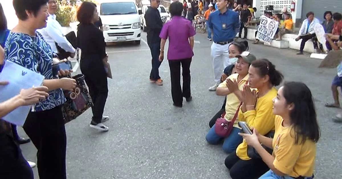 ชาวแปดริ้วคุกเข่าไหว้วอนนายอำเภอ อย่าร่วมเวทีฟังความเห็นสร้างท่าเรือบก EEC