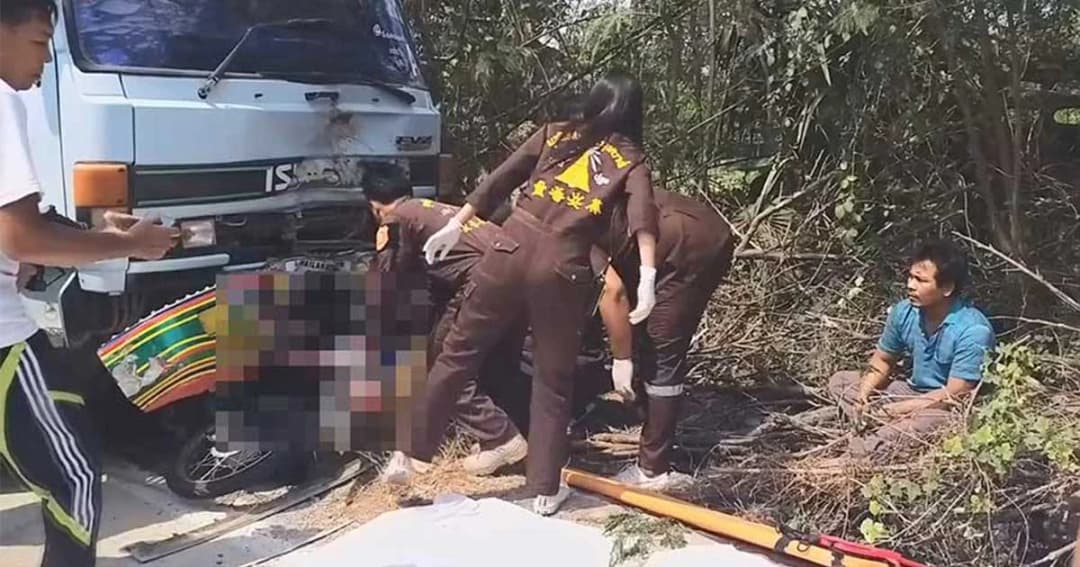 นักเรียนหญิง ม.1 ขี่ จยย.ซ้อน 3 เสียหลักชนรถบรรทุก ดับ 3 ศพ