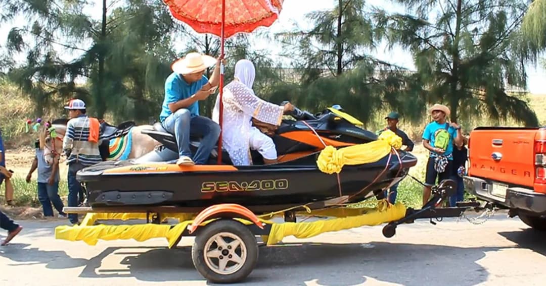 สีสันงานบวช ! นั่งเจ็ทสกีเเห่นาครอบหมู่บ้าน เผยเพราะเป็นกีฬาสุดโปรด