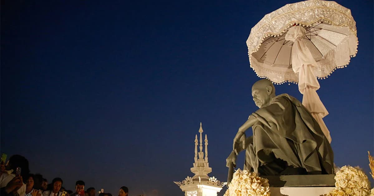 ภาพบรรยากาศ ปชช.ร่วมวางดอกไม้จันทน์ “หลวงพ่อคูณ”