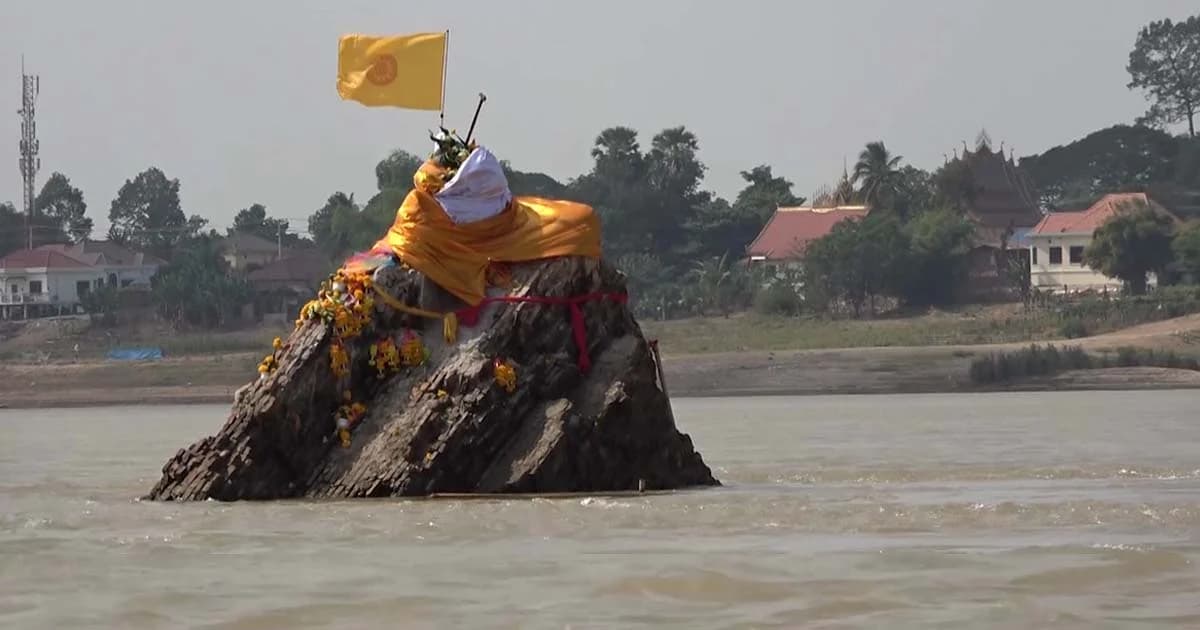 แห่จองคิวลอยอังคาร พระธาตุกลางน้ำ จ.หนองคาย ตามรอย “หลวงพ่อคูณ”