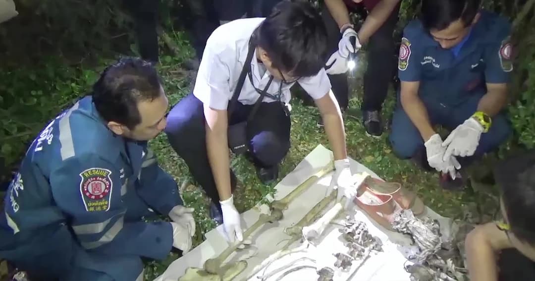 พบโครงกระดูกมนุษย์ กลางป่าหญ้าในซอยเพชรเกษม คาดเสียชีวิตไม่ต่ำกว่า 6 เดือน