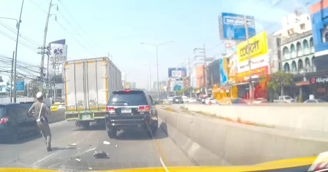 รถบรรทุก 6 ล้อหนีด่านตรวจ ชนคันอื่นตลอดทางต้องยิงยางให้หยุด