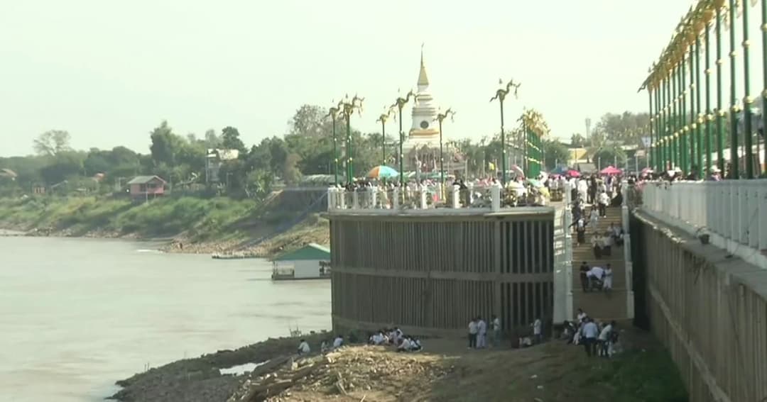 ประชาชนไทย-ลาว เนืองแน่นริมฝั่งโขง จองพื้นที่ร่วมพิธีลอยอังคาร ‘หลวงพ่อคูณ’