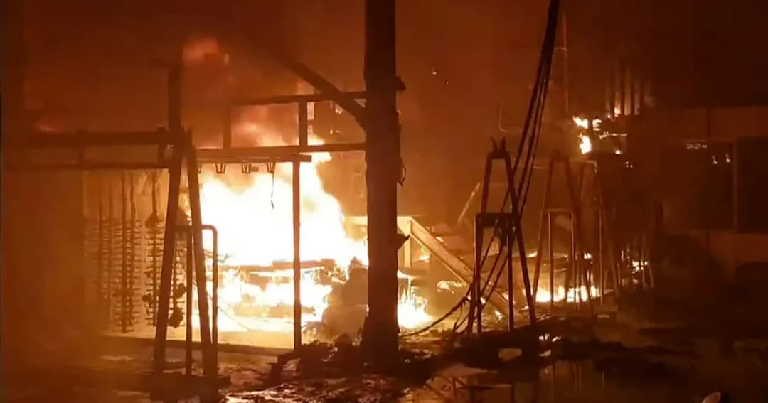 ไฟไหม้โรงงานผลิตก๊อกน้ำชื่อดังย่านพระประแดง คาดเสียหายไม่ต่ำกว่า 30 ล้านบาท