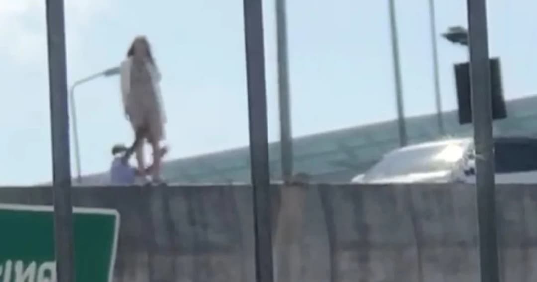 นักท่องเที่ยวทะเลาะแฟนหนุ่มจะกระโดดชั้น 3 สนามบิน