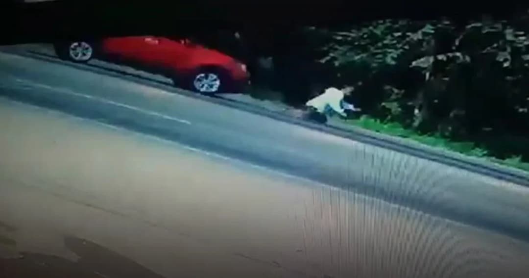 หนุ่มกระบี่คิดสั้นกระโดดตัดหน้าให้รถทับดับสยอง