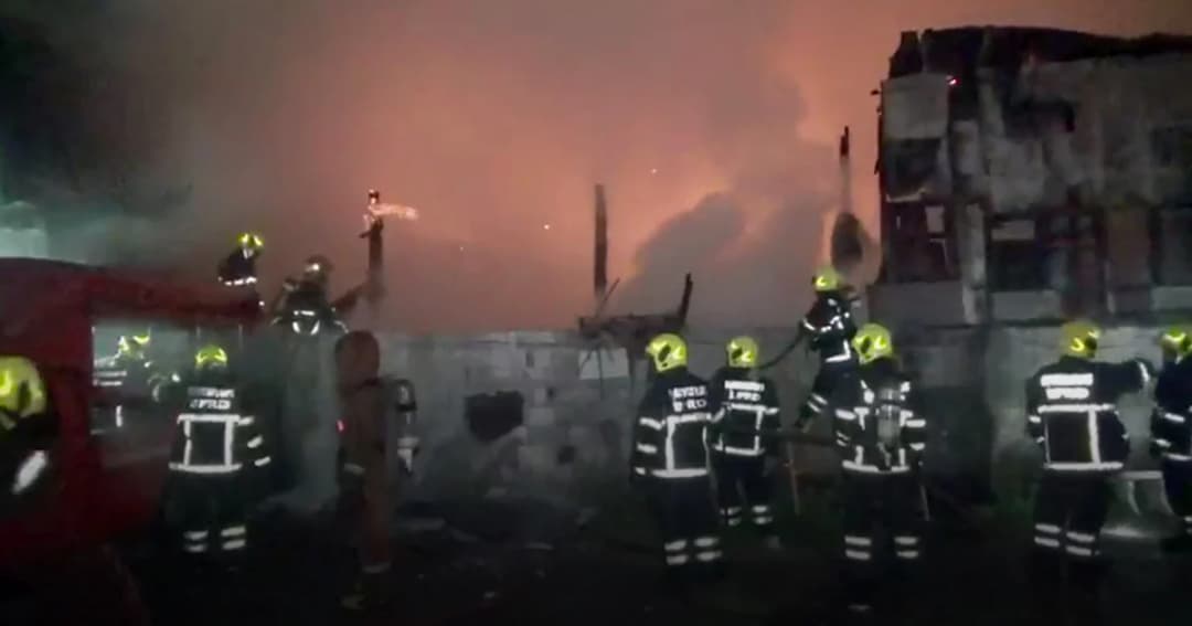 หนีตายวุ่น! เพลิงไหม้ชุมชนบ้านไม้เก่า หลังตลาดรุ่งเจริญ ย่านสาธุประดิษฐ์ วอด 6 หลัง