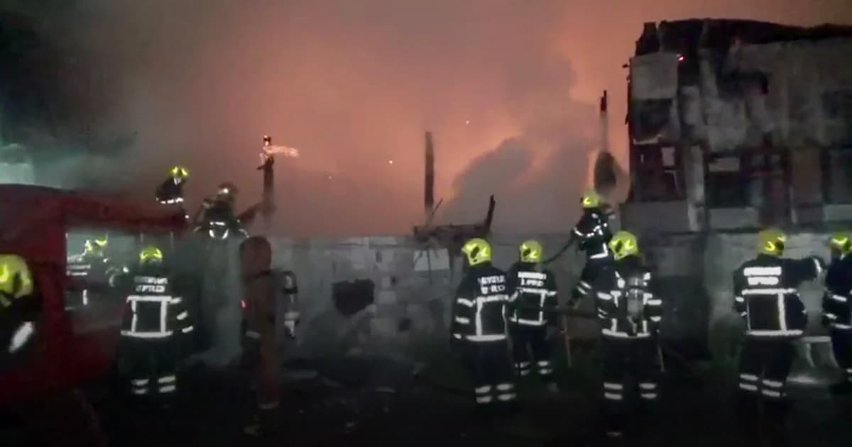 หนีตายวุ่น! เพลิงไหม้ชุมชนบ้านไม้เก่า หลังตลาดรุ่งเจริญ ย่านสาธุประดิษฐ์ วอด 6 หลัง