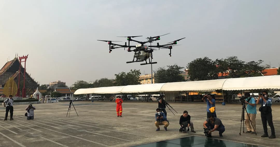 ผู้ว่าฯ กทม. เรียกระดมสมองนักวิชาแก้ปัญหาฝุ่น หลังปล่อยโดรนโปรยน้ำ(สะอาด) ลานคนเมือง