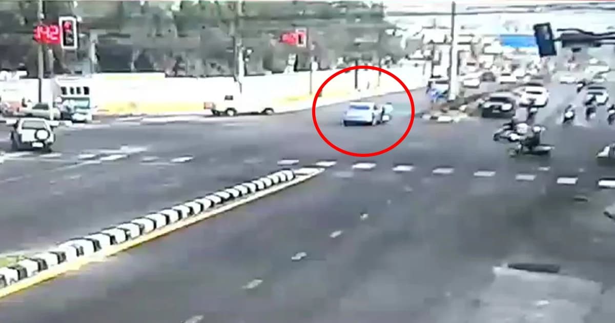 เก๋งฟ้าขับฝ่าไฟแดง ชนจยย. คนขับกระเด็นตกรถเจ็บ