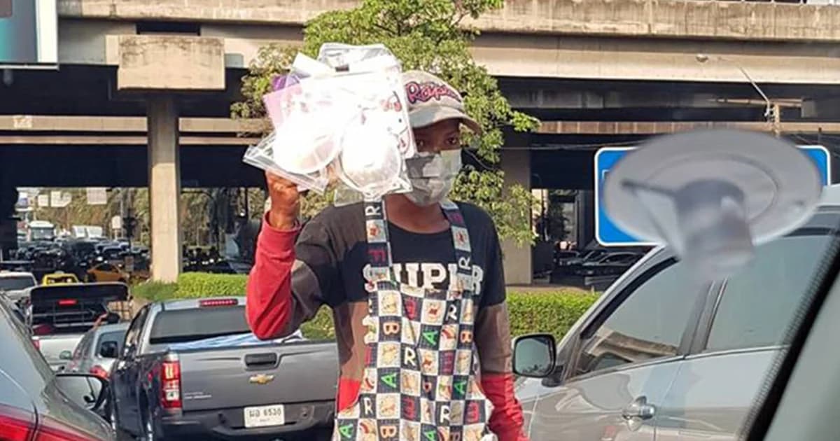 พ่อค้าขาย “หน้ากากป้องกันฝุ่น” กลางสี่แยก