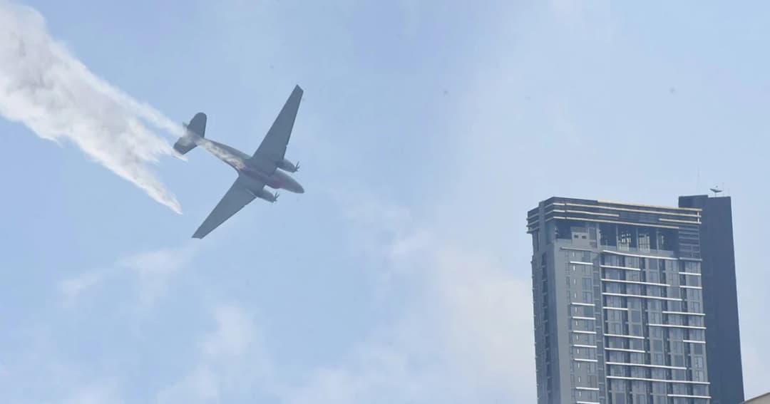 ทอ. ส่งเครื่องบิน BT-67 โปรยละอองน้ำ 4 เที่ยว ปราบฝุ่นพิษ เหนือเขตจตุจักร-สุขสวัสดิ์