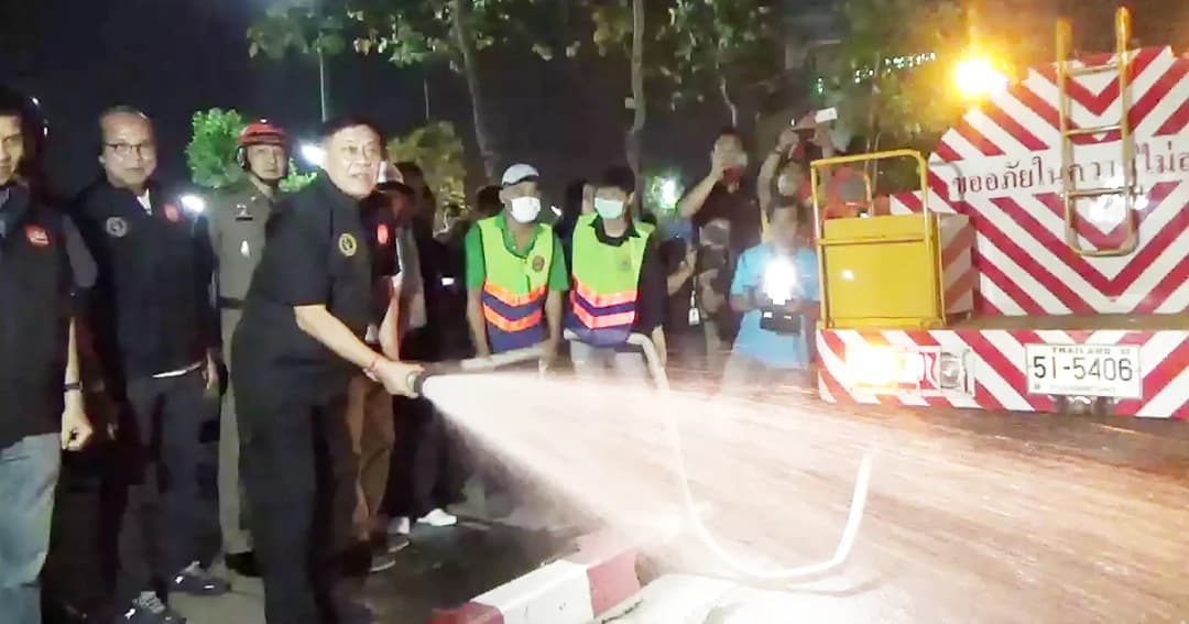 ผู้ว่าฯ อัศวิน นำทีมบิ๊กคลีนนิ่ง ฉีดพ่นน้ำย่านพระราม 2 พอใจค่าฝุ่นลดลง 40%