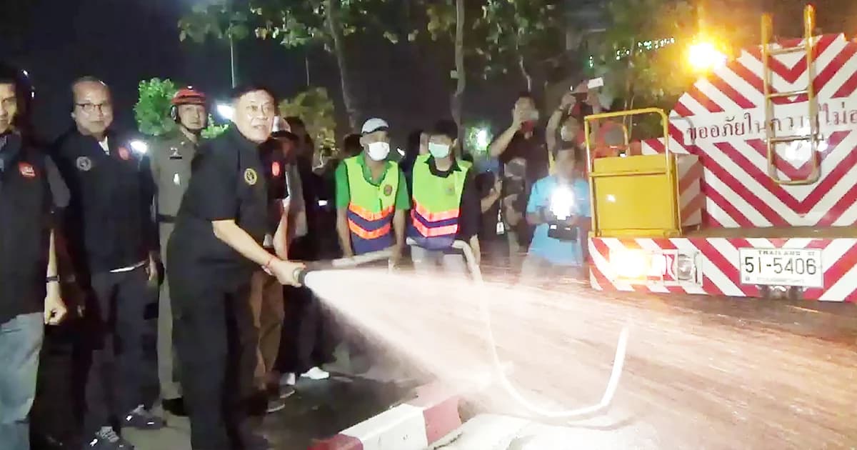 ผู้ว่าฯ อัศวิน นำทีมบิ๊กคลีนนิ่ง ฉีดพ่นน้ำย่านพระราม 2 พอใจค่าฝุ่นลดลง 40%