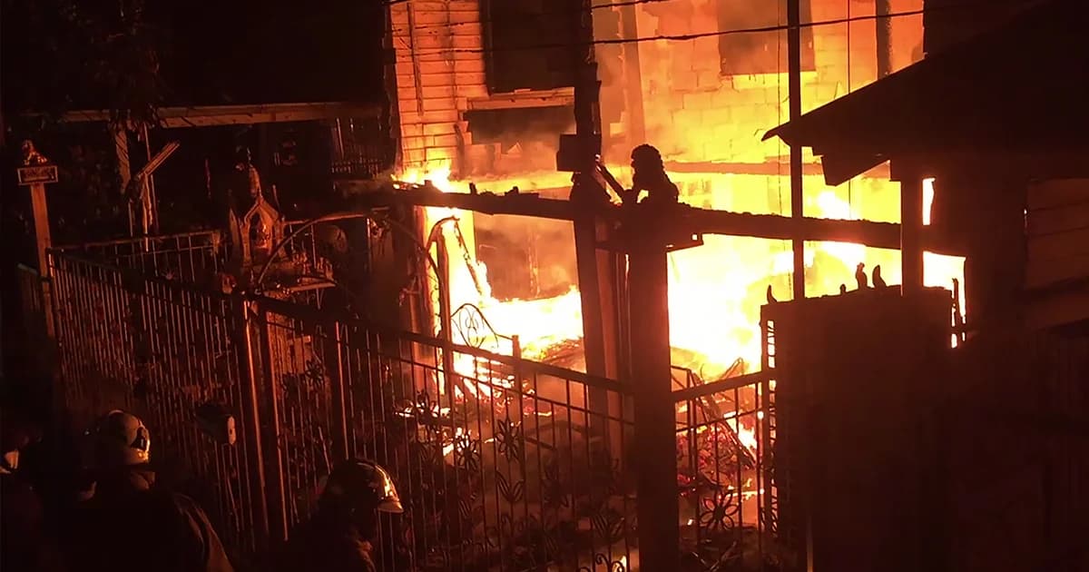 5 ชีวิต หนีตายระทึก! ไฟไหม้บ้าน 2 ชั้น ย่านท่าข้าม เผาวอดทั้งหลัง