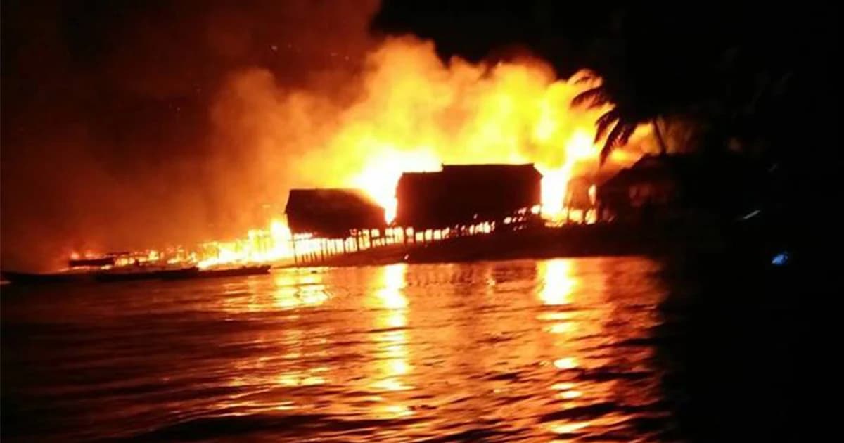 ไฟไหม้หมู่บ้านมอแกน เกาะสุรินทร์ใต้ เบื้องต้นพบเสียหาย 65 หลัง