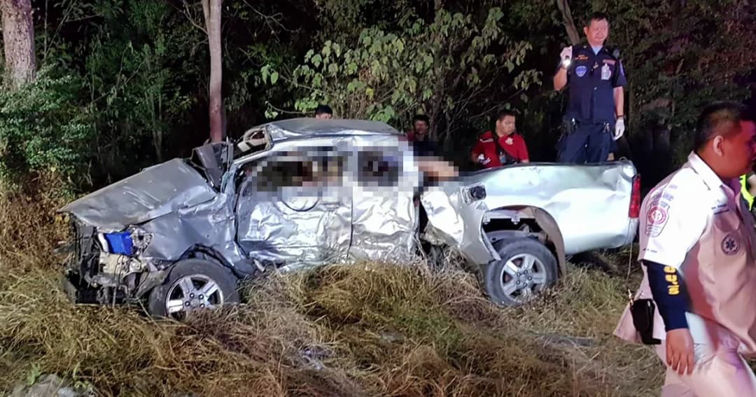 ชนสยอง 5 ศพ! ฟอร์จูนเนอร์พุ่งชนกระบะเข้าอย่างจัง บน ถ.มิตรภาพ จ.โคราช