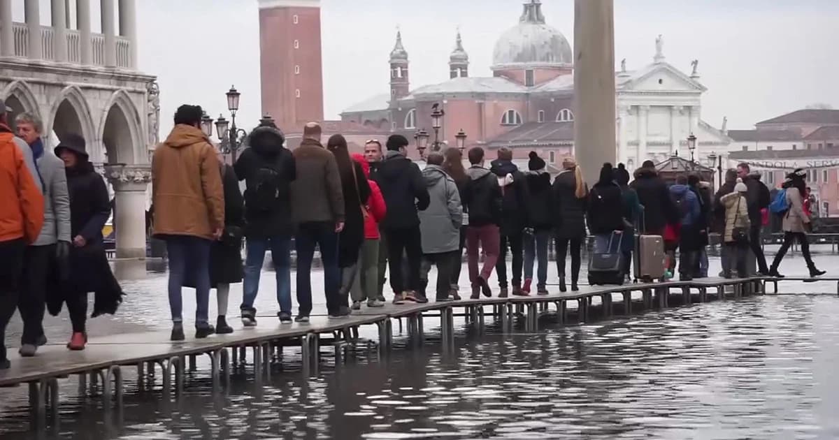 น้ำท่วมสูง เมืองเวนิส ประชาชนต้องเดินบนสะพานไม้