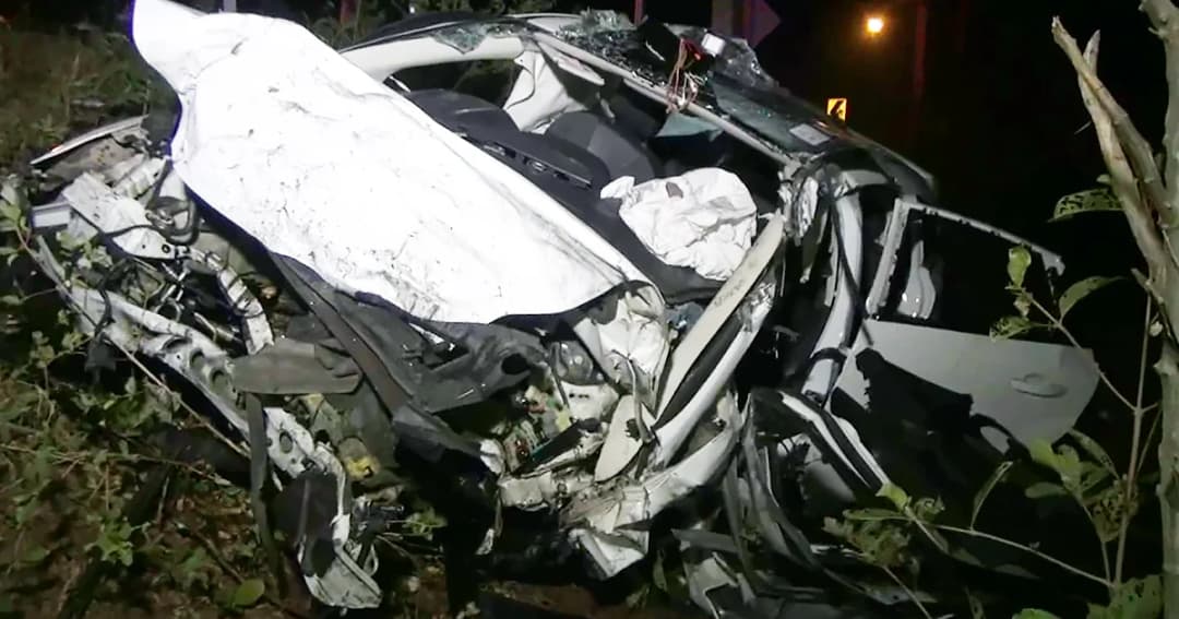 ตำรวจหญิงซิ่งเก๋ง พุ่งประสานงากระบะผลไม้ทางโค้ง ดับ 2 ศพ สาหัสอีก 2