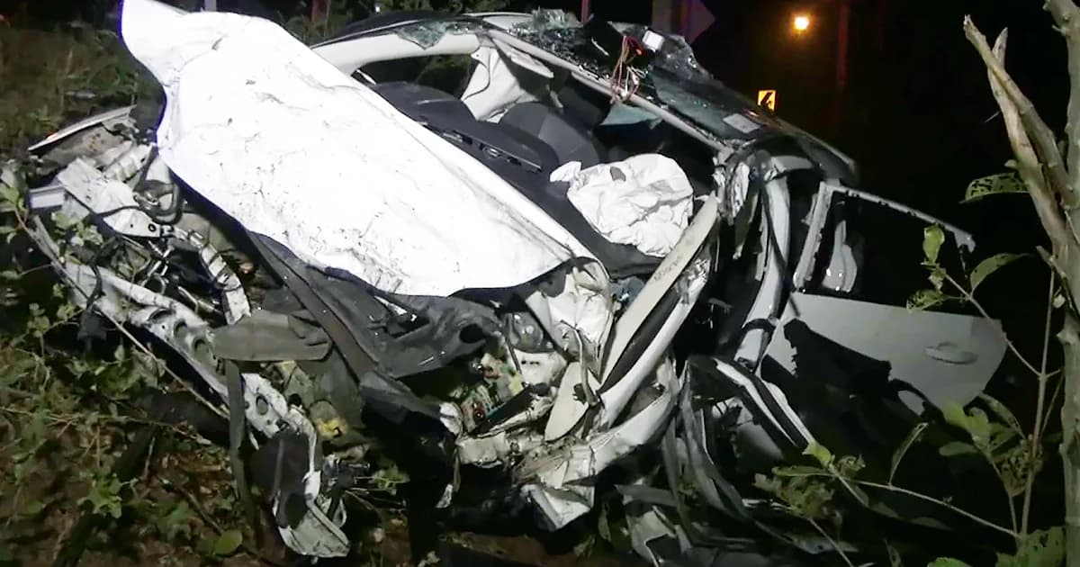 ตำรวจหญิงซิ่งเก๋ง พุ่งประสานงากระบะผลไม้ทางโค้ง ดับ 2 ศพ สาหัสอีก 2