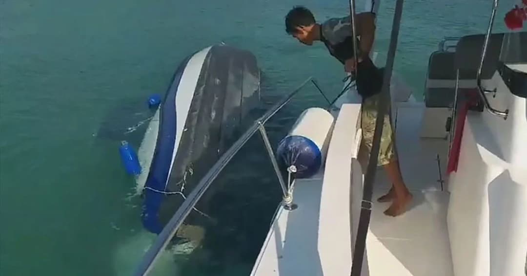 เร่งหาเจ้าของ ! จนท.พบเรือสปีดโบ๊ต พลิกคว่ำลอยกลางเกาะผักเบี้ย ทะเลกระบี่