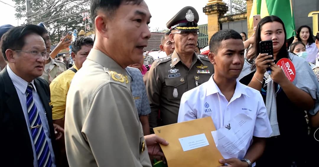 นักเรียนและผู้ปกครอง ประท้วงขับไล่ ผอ.ฉาวสวาท