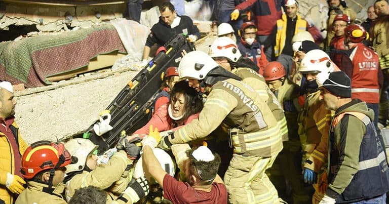 ตุรกีช็อก! เปิดคลิปนาทีระทึกอะพาร์ตเมนต์สูง 8 ชั้นถล่ม เสียชีวิต 2 คน-สูญหายอื้อ