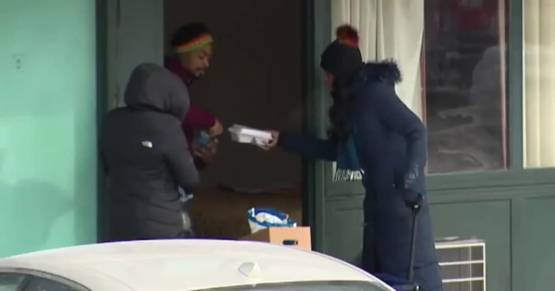 สาวเปิดโรงแรมให้คนไร้บ้าน 100 คน นอนหนีหนาว