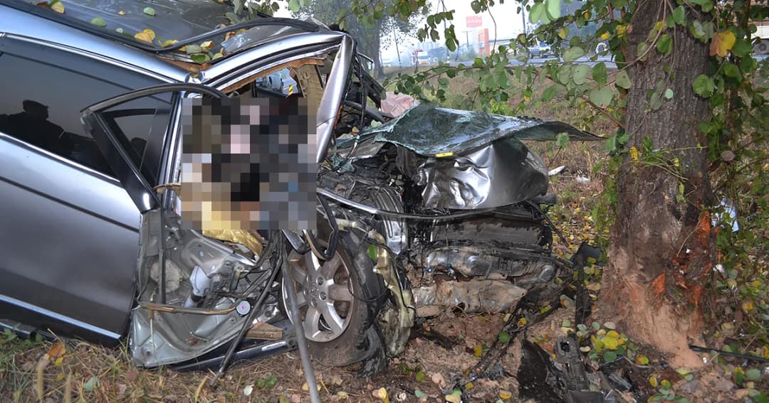 พ่อขับเก๋งพาลูกสาวไปสอบชิงทุน หลับในพุ่งชนต้นไม้ยับ ดับ 2 ศพ