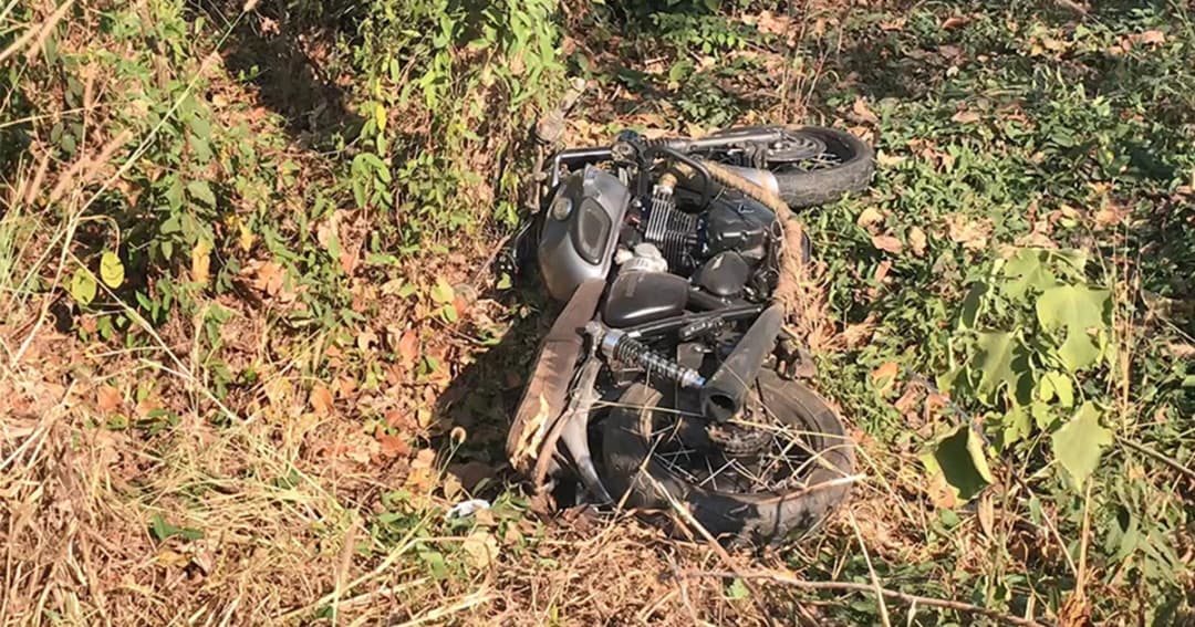 บิ๊กไบค์เสียหลัก ชนป้ายบอกทาง ดับคาที่