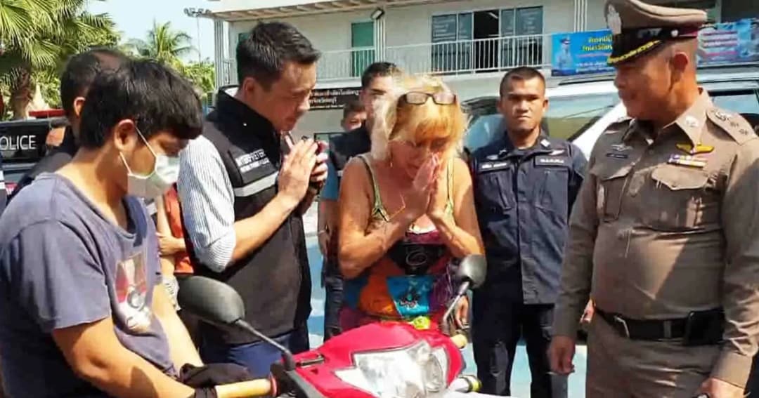 หญิงรัสเซียซึ้งใจน้ำตาไหล ตร.รวบโจรกระชากสร้อยทองได้พร้อมของกลาง