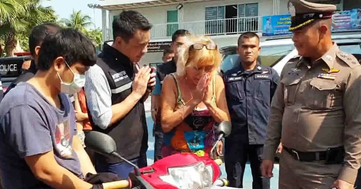 หญิงรัสเซียซึ้งใจน้ำตาไหล ตร.รวบโจรกระชากสร้อยทองได้พร้อมของกลาง