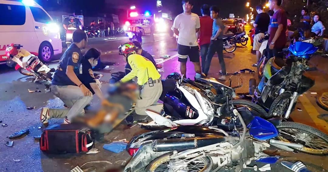 ชนสนั่น! แว้นซิ่ง จยย. ป่วนถนนพระราม 2 ชนกันล้มเกลื่อน 15 คัน ดับ 1 เจ็บระนาว