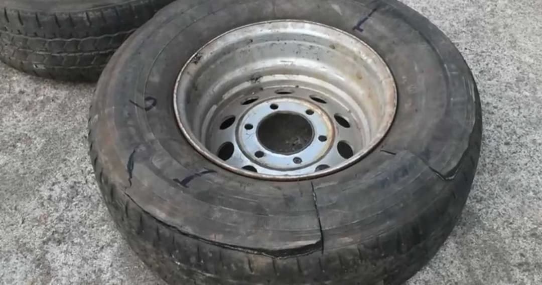 พบล้อรถตกบนถนน แจ้ง ตร. คิดว่าซุกระเบิด กลับเจอไอซ์ 18 กก. มูลค่า 27 ลบ.