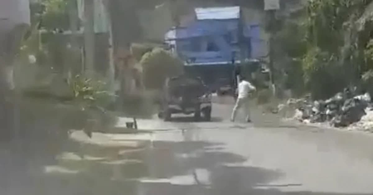 ไม่สนใจประกาศห้าม เทศกิจแฉ! หนุ่มกระบี่จอดรถทิ้งขยะข้างถนน