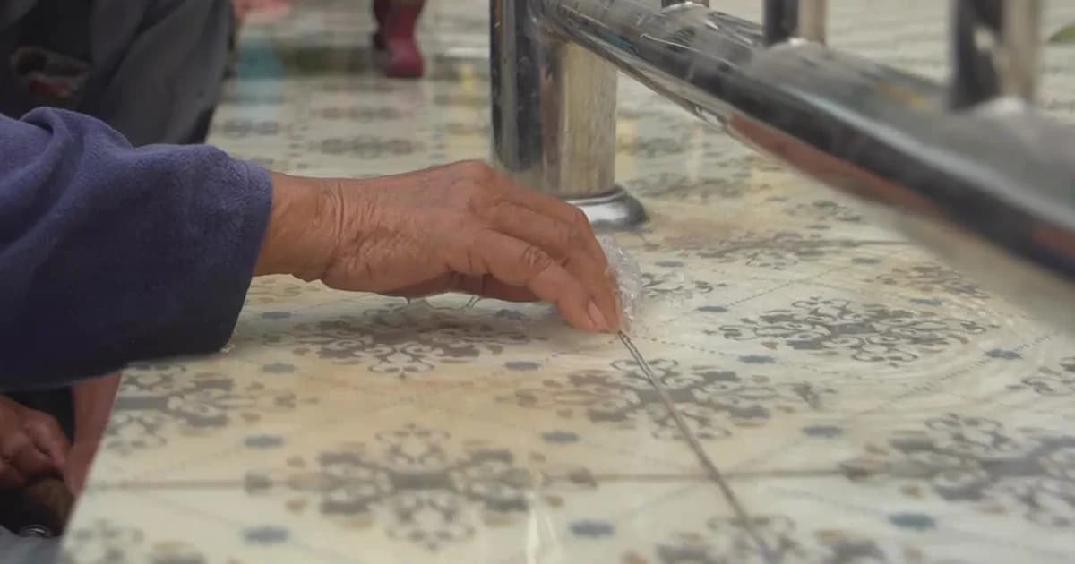 ชาวบ้านกรอกน้ำผุดข้างโบสถ์ ที่แท้ท่อประปาแตก