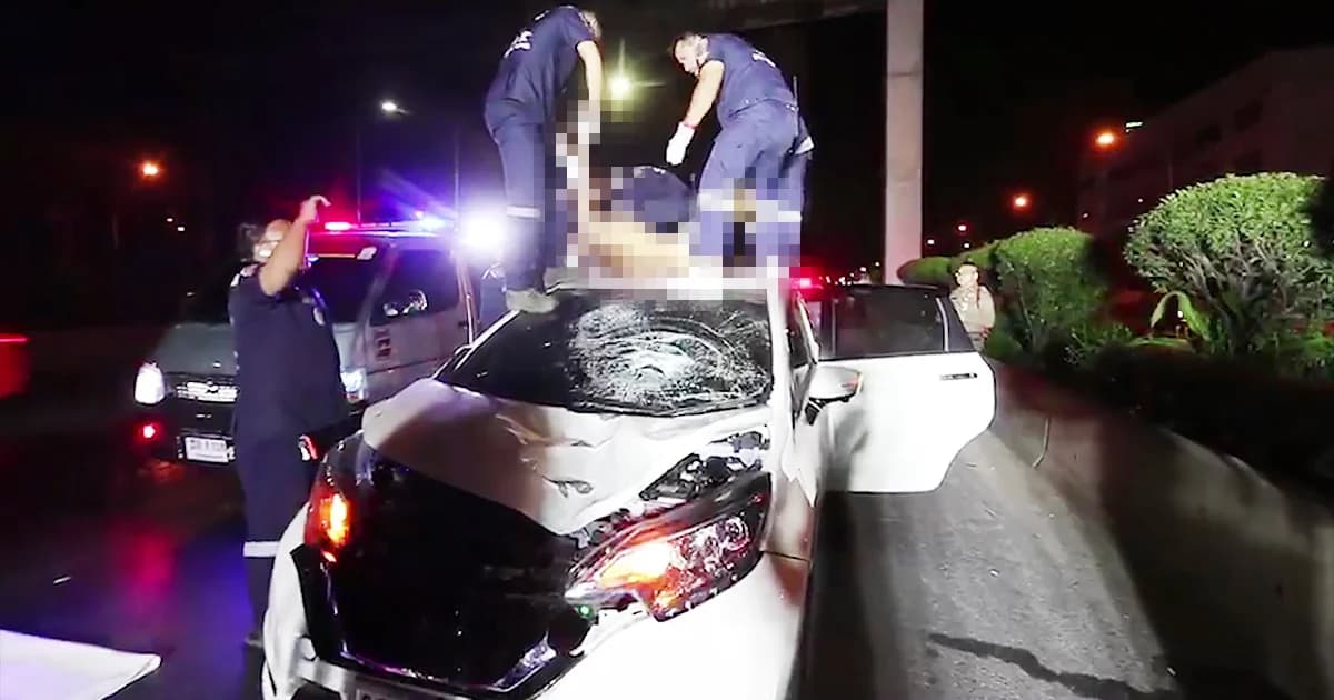 เก๋งเจอหนุ่มวิ่งตัดหน้ารถ เบรกไม่ทันพุ่งชนดับ ร่างกระเด็นติดบนหลังคารถ!