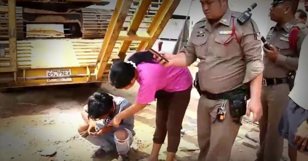 ลูกบังคับแบคโฮ สลิงขาดบันไดล้มทับพ่อตัวเองดับ