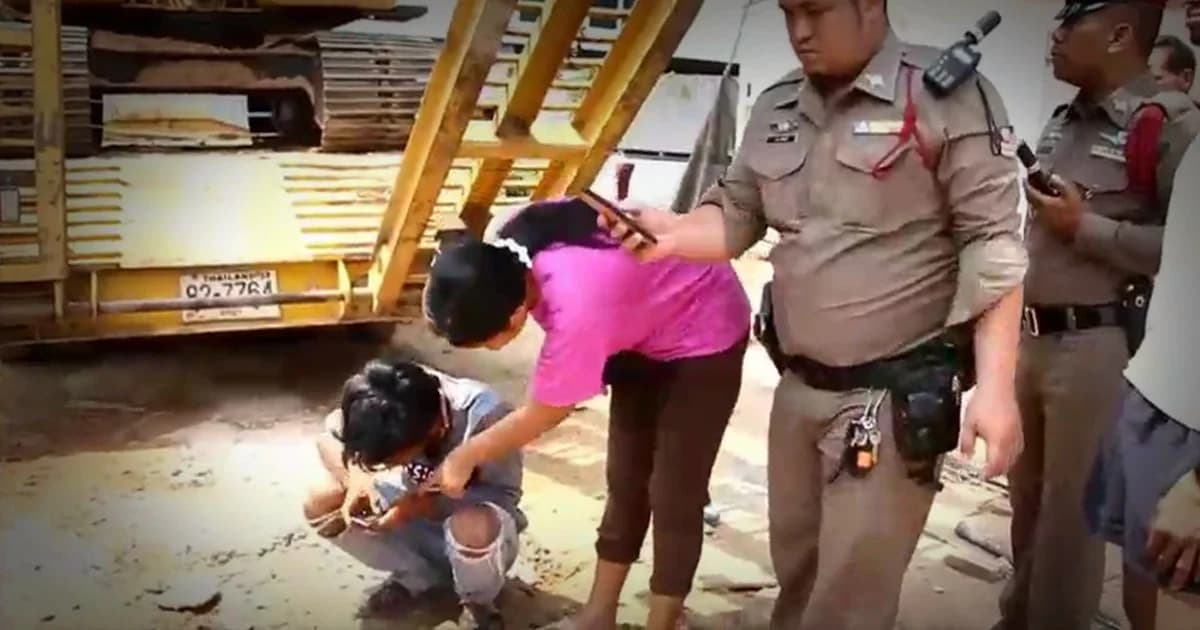 ลูกบังคับแบคโฮ สลิงขาดบันไดล้มทับพ่อตัวเองดับ