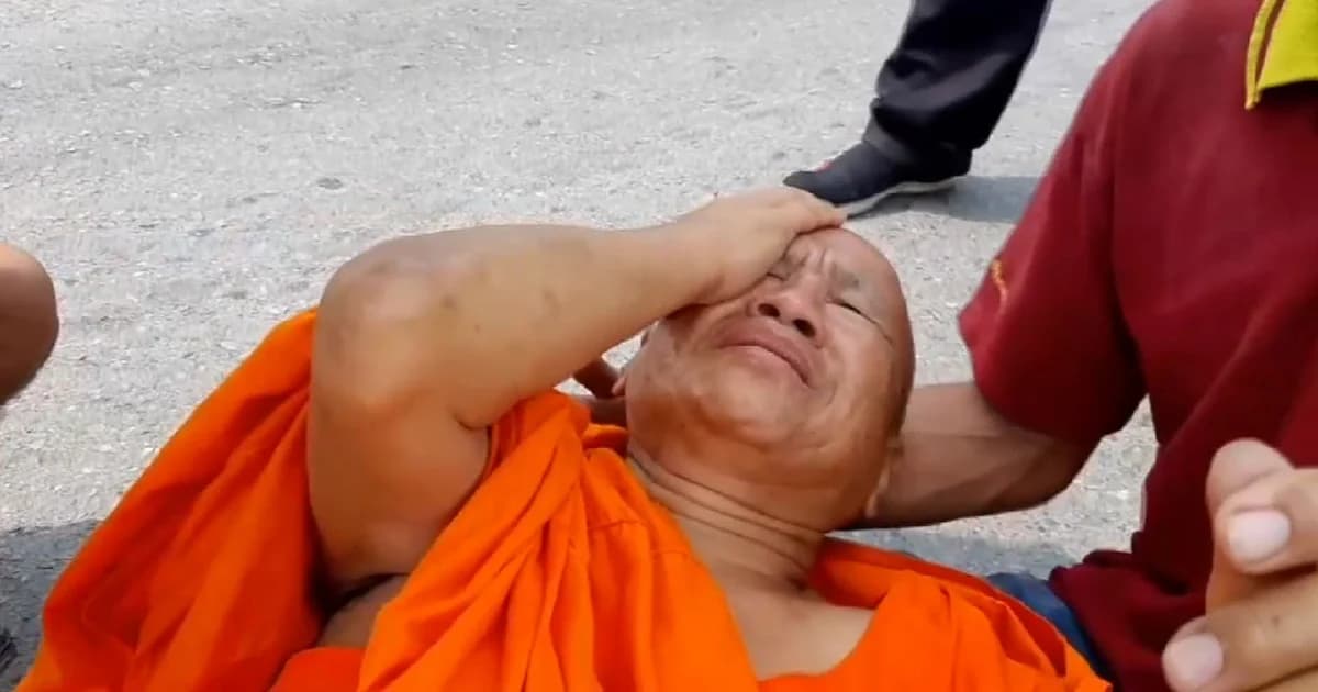 พระเตือนแต่โยมไม่ฟัง ตาซิ่งกระบะคู่ใจหลุดโค้งชนกำแพง