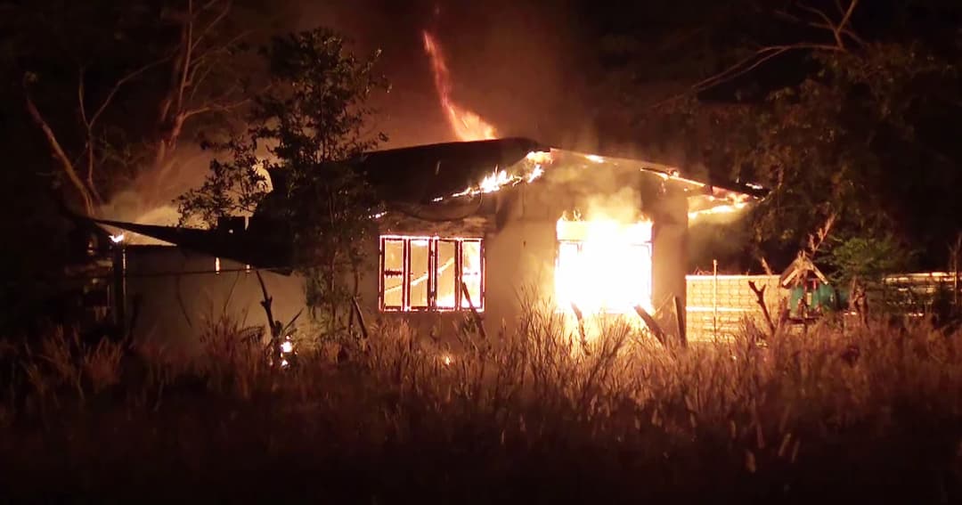 หนุ่มใหญ่เมาคลั่ง! อาละวาดจะทำร้ายแม่ จุดไฟเผาบ้านวอดทั้งหลัง