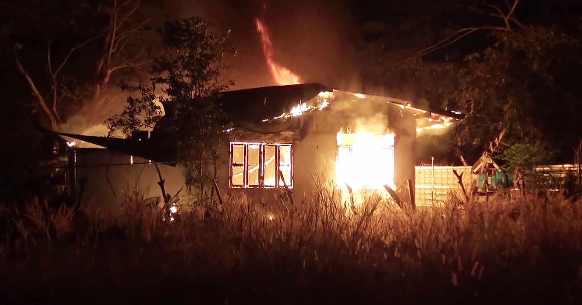 หนุ่มใหญ่เมาคลั่ง! อาละวาดจะทำร้ายแม่ จุดไฟเผาบ้านวอดทั้งหลัง