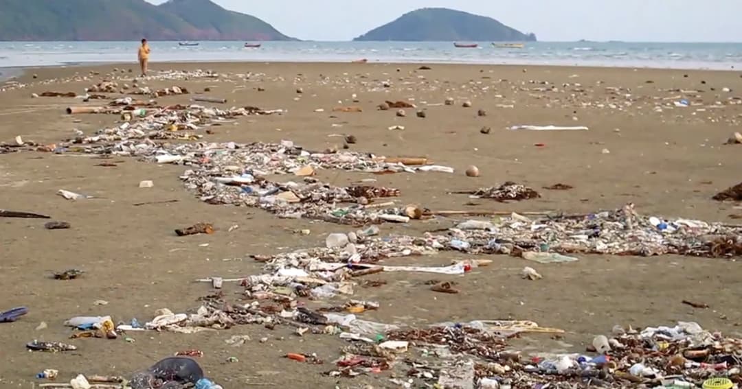 วอนแก้ปัญหา ขยะเกลื่อนหาดเจ้าหลาว หลังถูกคลื่นซัดเข้าฝั่ง