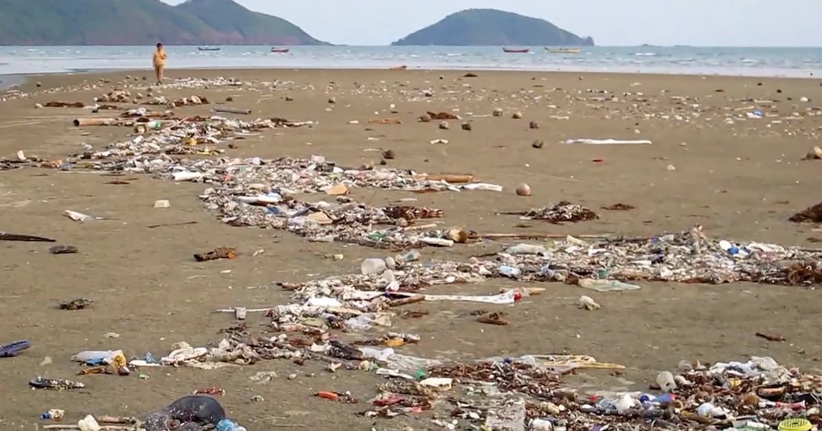 วอนแก้ปัญหา ขยะเกลื่อนหาดเจ้าหลาว หลังถูกคลื่นซัดเข้าฝั่ง