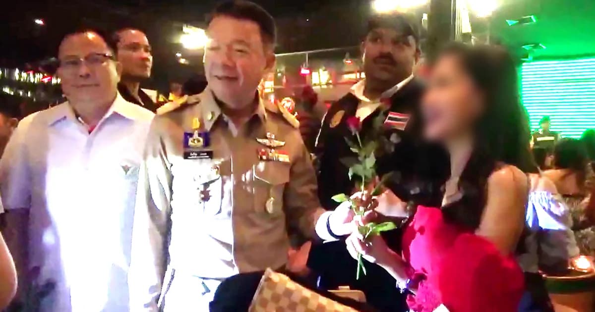 บุกตรวจผับดังย่านรัชดา ตร.เซอร์ไพรส์นักเที่ยว มอบกุหลาบรับวาเลนไทน์