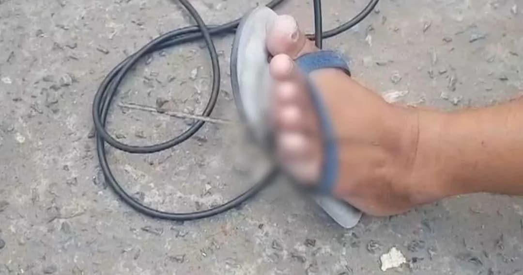 อุทาหรณ์ พ่อค้าขายไส้กรอกอีสาน โดนเหล็กเส้นถนนชำรุดแทงคาเท้า