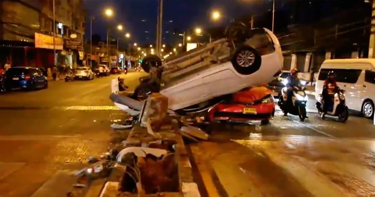 หนุ่มอินเดียซิ่งเก๋งชนเสาไฟรถตีลังกาทับแท็กซี่กลางสี่แยกพัทยา